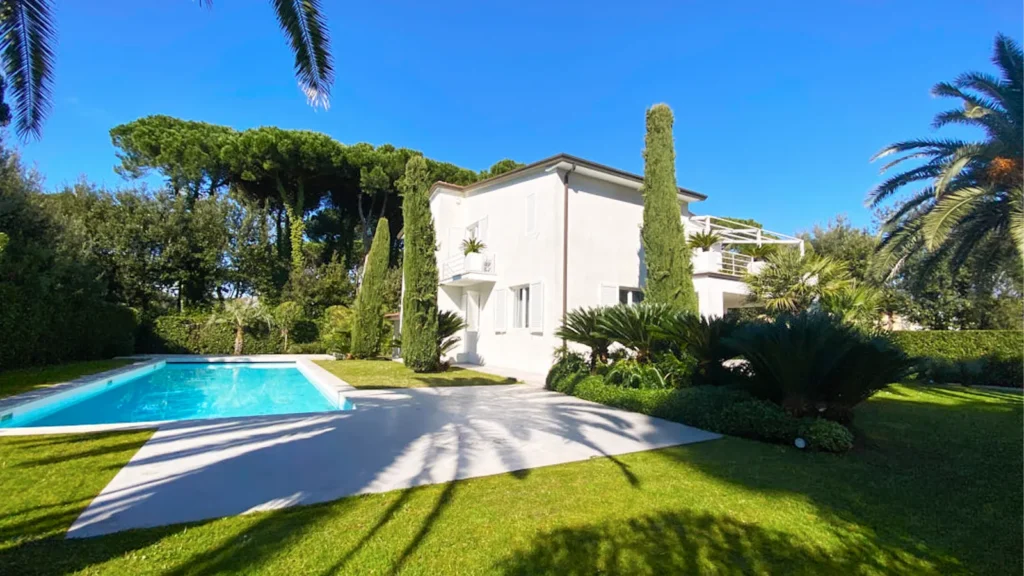 Versilia esclusiva: perché investire in una villa a Roma Imperiale, cuore elegante di Forte dei Marmi 3 Villa a Roma Imperiale con piscina e giardino curato, esempio di residenza di lusso immersa nel verde di Forte dei Marmi, ideale per chi cerca eleganza e tranquillità in Versilia.