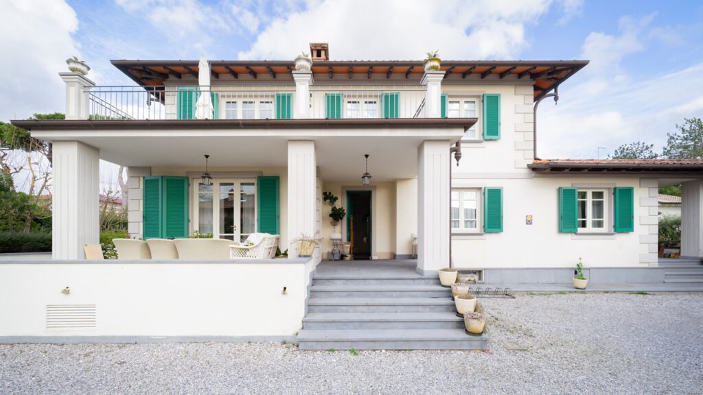 Villa Biancospino, luminosa proprietà con architettura tradizionale toscana, ampia area esterna e dettagli curati, ideale per chi cerca opportunità nella vendita case a Forte dei Marmi.