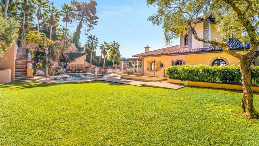  Villa in vendita a Forte dei Marmi con ampio giardino, piscina e architettura mediterranea.