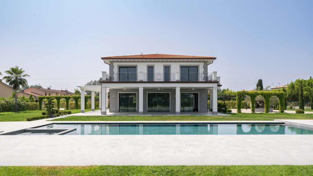 Villa moderna in vendita a Forte dei Marmi con piscina privata, giardino e grandi vetrate