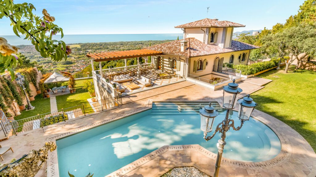 Villa in vendita a Forte dei Marmi con ampio giardino, piscina e vista panoramica