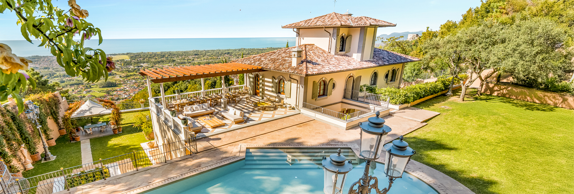Villa in vendita a Forte dei Marmi con ampio giardino, piscina e vista panoramica sulla Versilia
