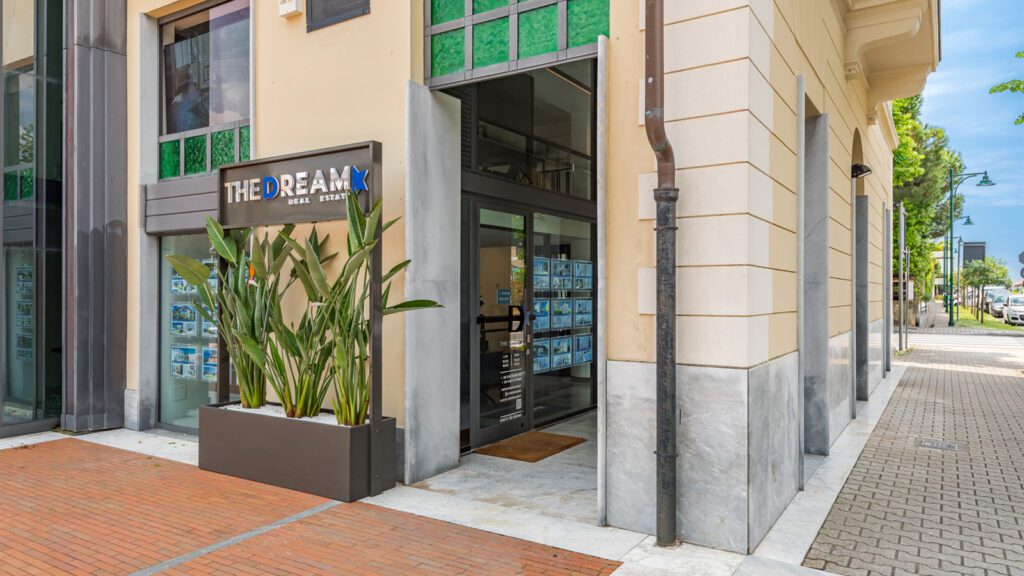 Sede dell’agenzia immobiliare The Dream Real Estate nel centro di Forte dei Marmi, vetrine con annunci immobiliari